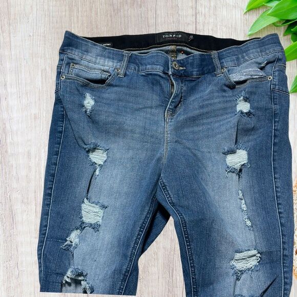 Torrid Womens Bombshell Skinny Premium Stretch Jeans Size 18S  SHORT Distressed‎ - Picture 3 of 11